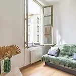 Apartment Un Pied A Terre Avec Terrasse A La Cathedrale - Nuit A Nîmes
