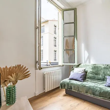 Apartament Un Pied A Terre Avec Terrasse A La Cathedrale - Nuit A Nîmes