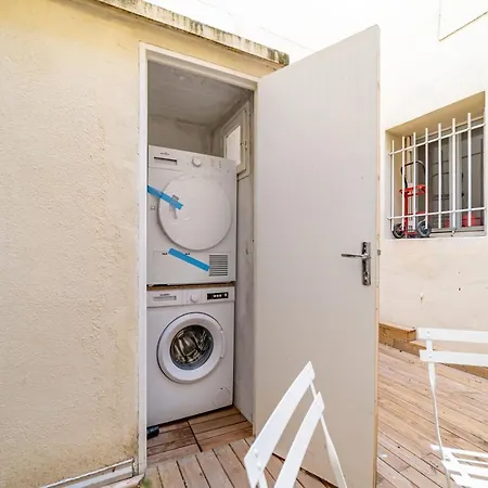 Un Pied A Terre Avec Terrasse A La Cathedrale - Nuit A *