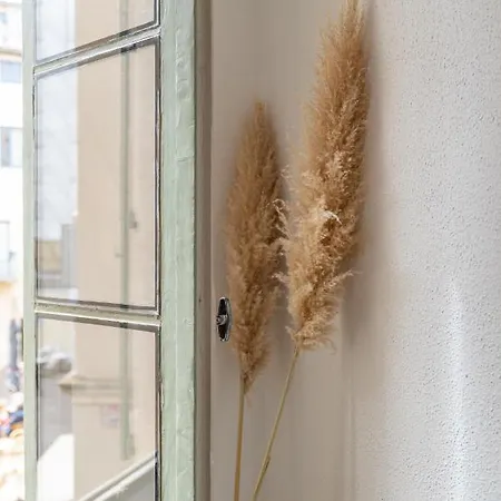 Un Pied A Terre Avec Terrasse A La Cathedrale - Nuit A Nîmes