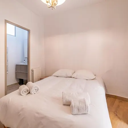 Appartement Un Pied A Terre Avec Terrasse A La Cathedrale - Nuit A *