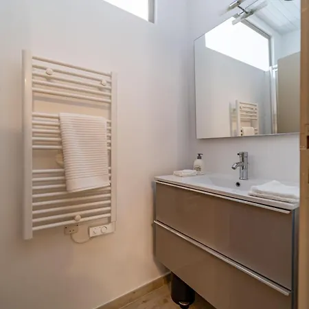 Lejlighed Un Pied A Terre Avec Terrasse A La Cathedrale - Nuit A Nîmes