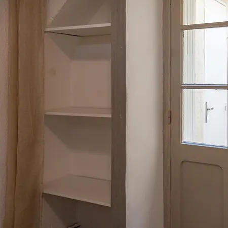 Un Pied A Terre Avec Terrasse A La Cathedrale - Nuit A Appartement Nîmes