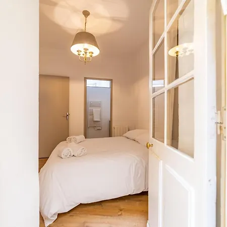 Un Pied A Terre Avec Terrasse A La Cathedrale - Nuit A *