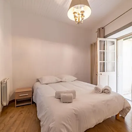 Un Pied A Terre Avec Terrasse A La Cathedrale - Nuit A Apartament