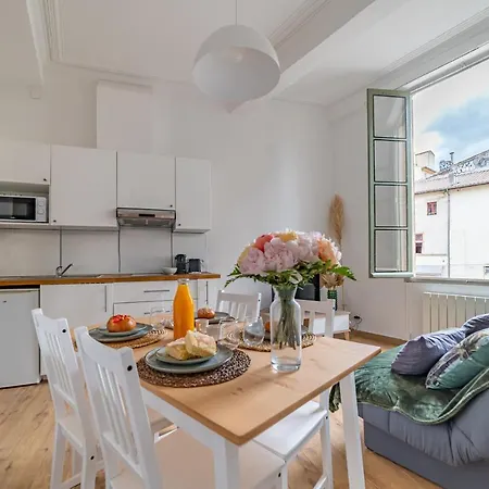 Un Pied A Terre Avec Terrasse A La Cathedrale - Nuit A *