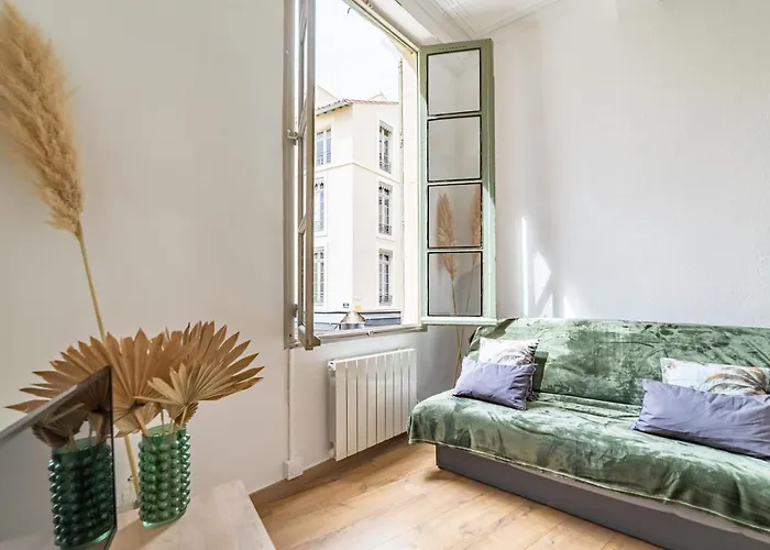 Apartman Un Pied A Terre Avec Terrasse A La Cathedrale - Nuit A Nîmes