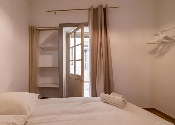 Un Pied A Terre Avec Terrasse A La Cathedrale - Nuit A *