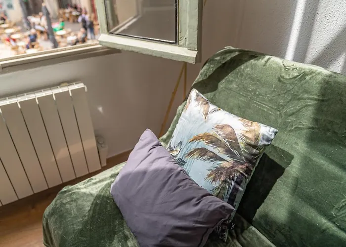 Un Pied A Terre Avec Terrasse A La Cathedrale - Nuit A Nîmes