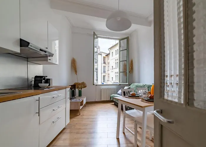 Apartman Un Pied A Terre Avec Terrasse A La Cathedrale - Nuit A *