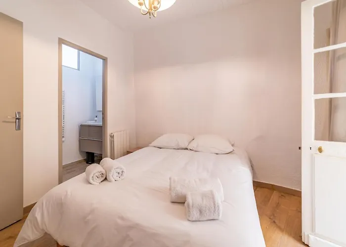 Apartman Un Pied A Terre Avec Terrasse A La Cathedrale - Nuit A *