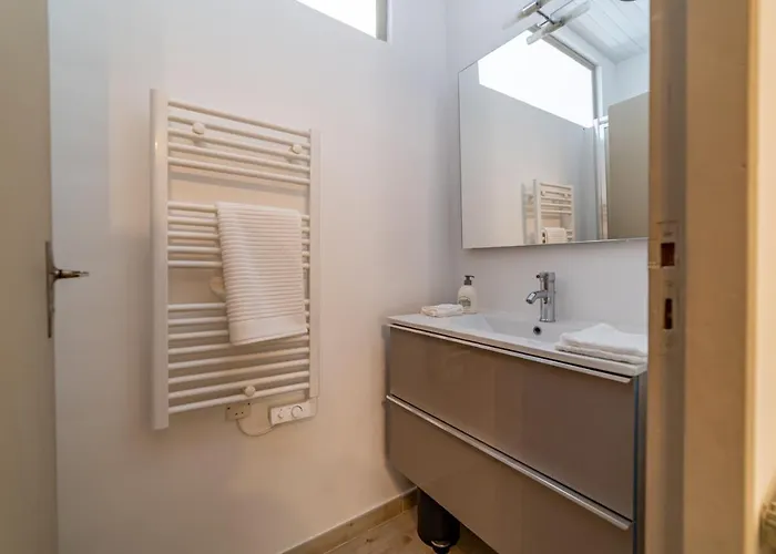 Lägenhet Un Pied A Terre Avec Terrasse A La Cathedrale - Nuit A Nîmes