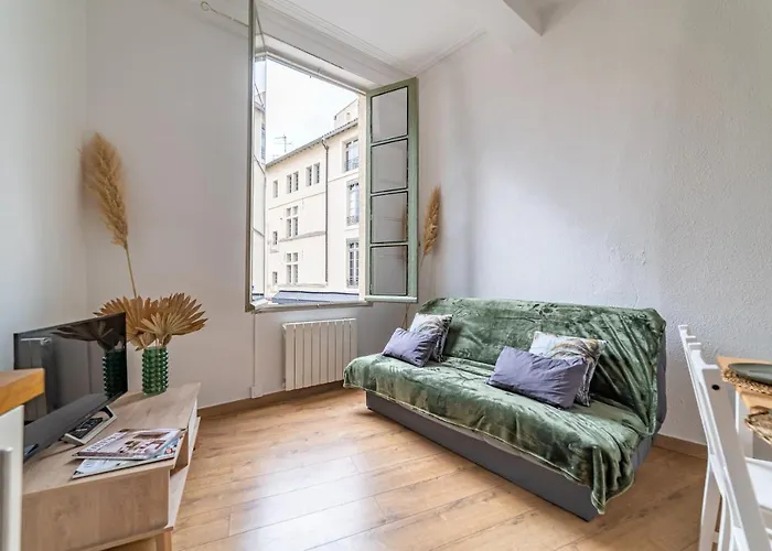 Un Pied A Terre Avec Terrasse A La Cathedrale - Nuit A * Nîmes